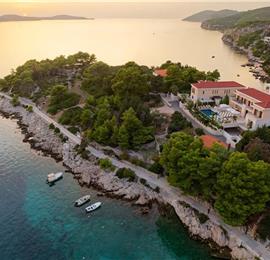 5 bedroom villa with infinity pool and sea views Hvar Town, sleeps 10